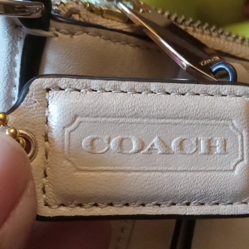 Handbag - Picture 8 of 9